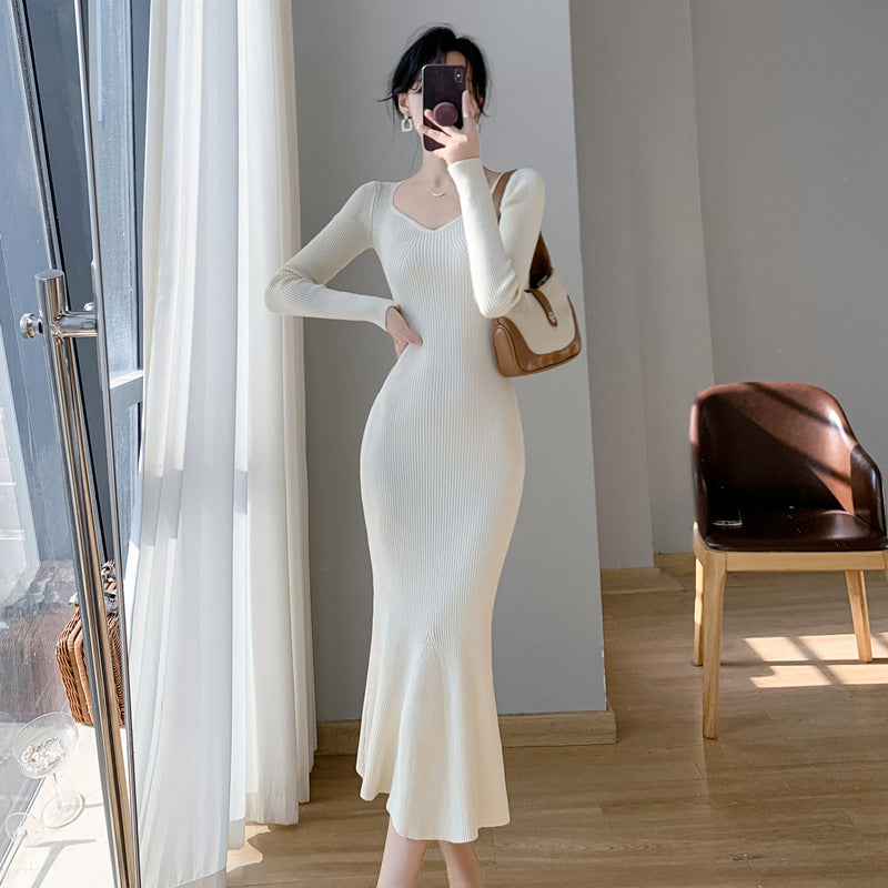 Damen Strickkleid mit schmeichelndem V-Ausschnitt und eleganter Schwinge Drune