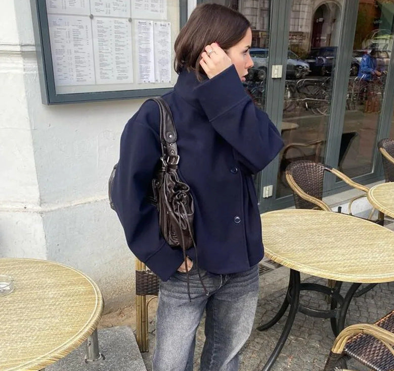 Damen 9800+ kurze boxy‑Wollmix‑Jacke mit hohem Funnelkragen, asymmetrischer Knopfleiste und verstellbaren Manschetten Drune