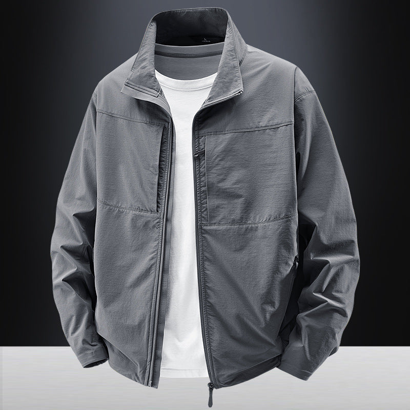 Herren Leichte urbane Windjacke mit Stehkragen, wasserabweisender Gewebemischung und verdeckten Reißverschlüssen Drune