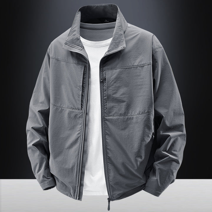 Herren Leichte urbane Windjacke mit Stehkragen, wasserabweisender Gewebemischung und verdeckten Reißverschlüssen Drune