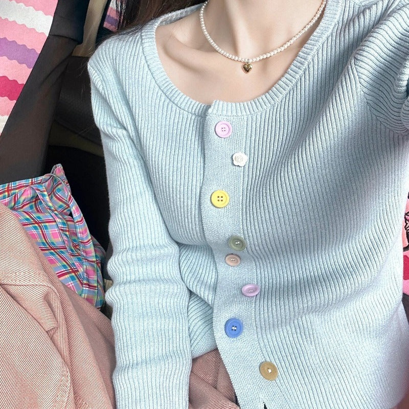 Damen Feinstrickjacke mit bunten Knöpfen und Rundhalsausschnitt Drune