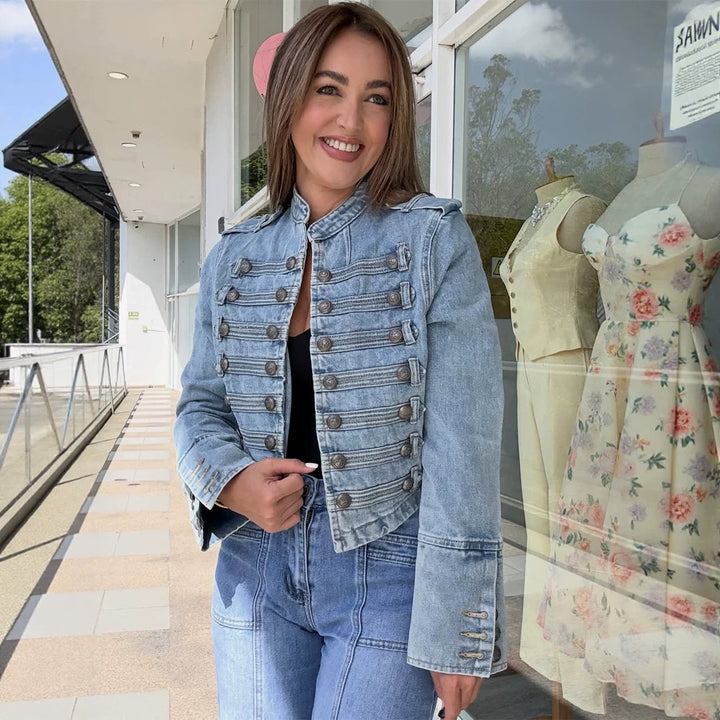 Damen Kurz geschnittene Jeansjacke im militärisch inspirierten Stil mit dekorativen Knopfleisten Drune