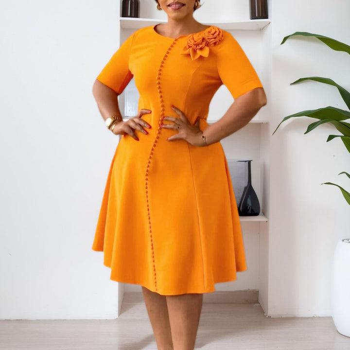 Damen A-Linien Kleid mit eleganten Knopfdetails und floralem Accessoire Drune