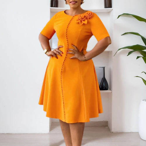 Damen A-Linien Kleid mit eleganten Knopfdetails und floralem Accessoire Drune