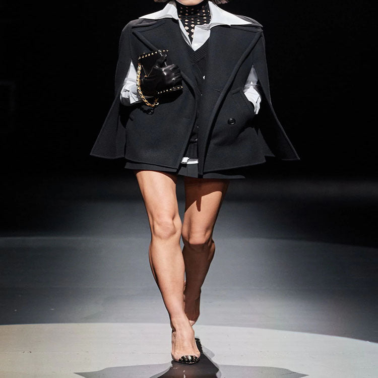 Damen Kurzer Cape‑Blazer im minimalistischen Tailoring mit kastiger Silhouette Drune