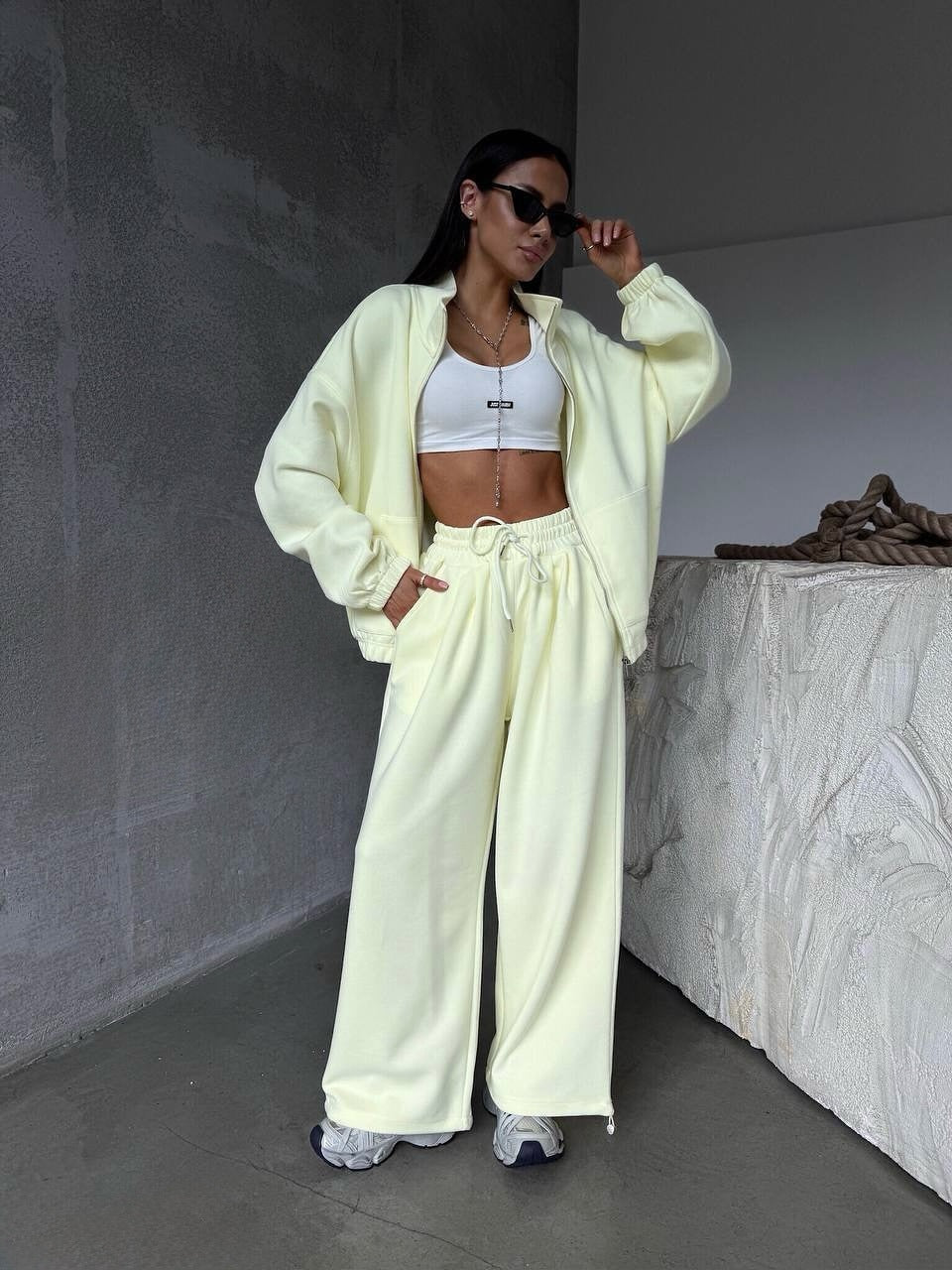 Damen lässiger Freizeitanzug mit oversized Jacke und weitem Bund Drune