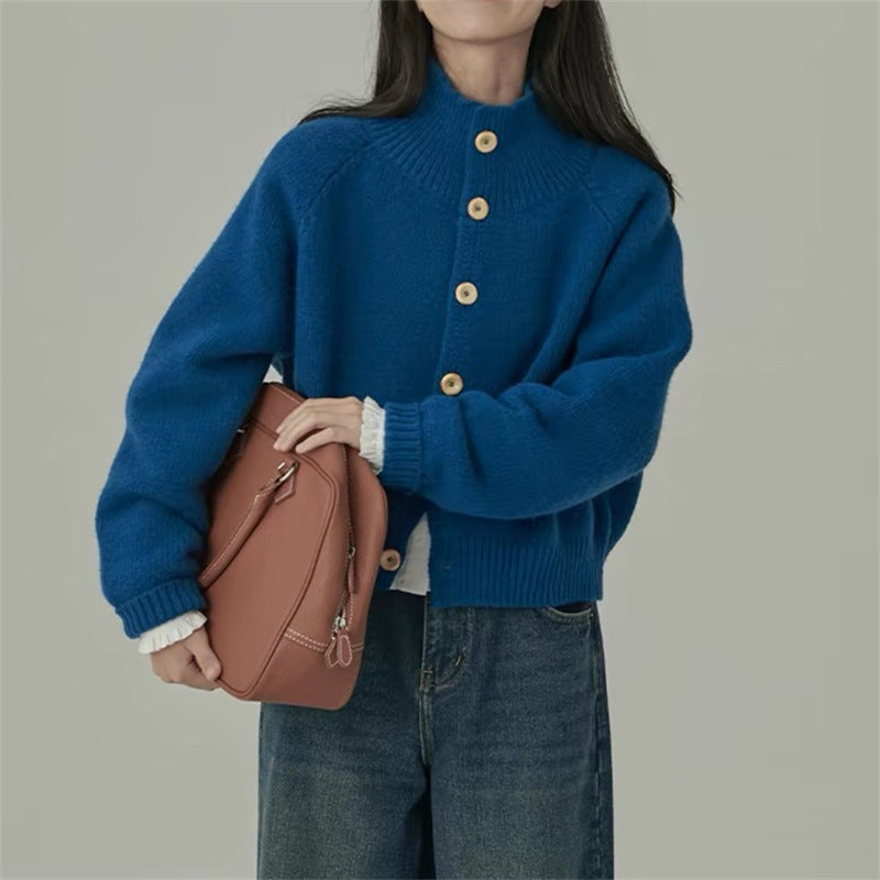 Damen Strickjacke mit hohem Kragen und großen Holzknöpfen Drune