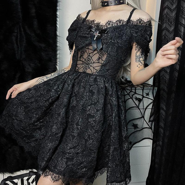 Damen Gothisches Spitzenkleid mit transparenten Einsätzen und Rüschendetails Drune