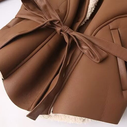 Damen Kunstlederjacke mit luxuriösem Teddyfutter und kunstvollen Schnürdetails Drune