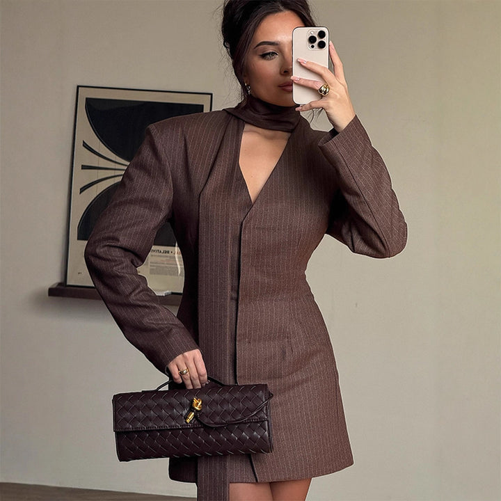 Damen Pinstripe tailliertes Blazerkleid mit skulpturierter Schulter und integriertem Schlipskragen Drune
