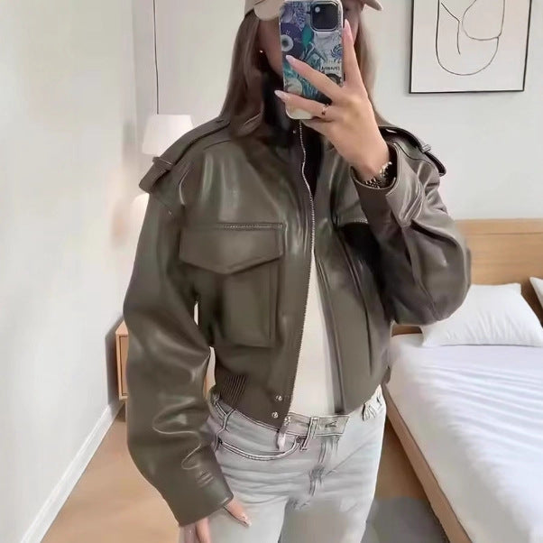 Damen nan kurz geschnittene Military-inspirierte Kunstlederjacke mit hohem Stehkragen, aufgesetzten Pattentaschen, Schulterklappen und geripptem Bund Drune
