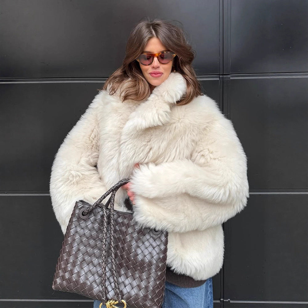 Damen Kurzmantel aus voluminösem Faux‑Fur mit gerundetem Schalkragen und kastiger Silhouette Drune