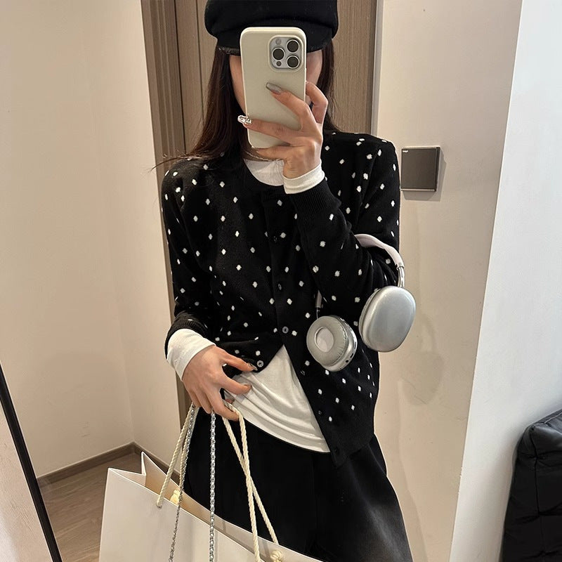 Damen Cardigan mit modernen Punkten und feiner Knopfleiste