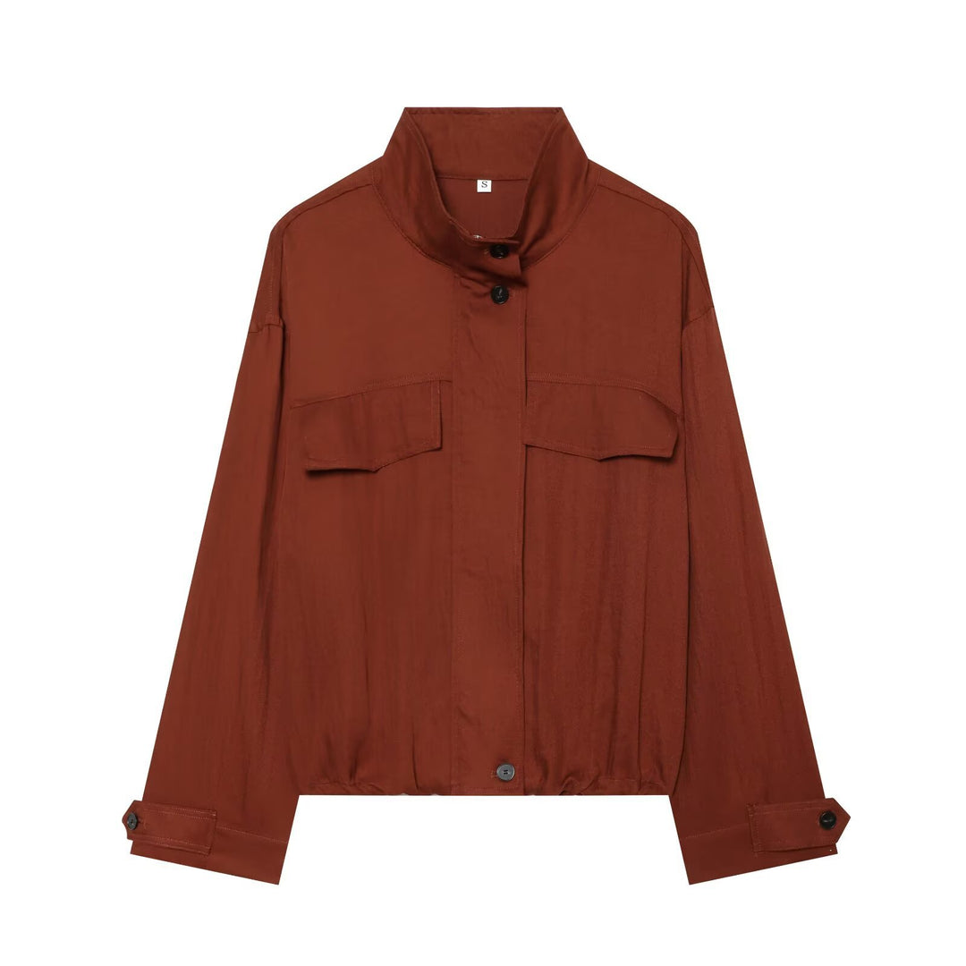 Damen Kurzjacke im Utility‑Stil mit Stehkragen, aufgesetzten Brusttaschen und Kordelzugsaum Drune