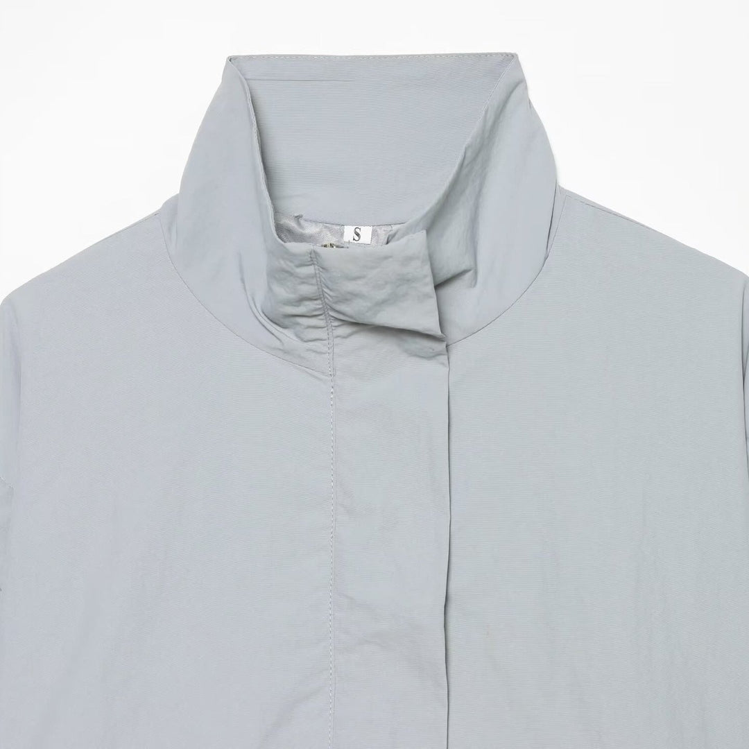 Damen Kurze funktionale Windjacke mit hohem Stehkragen und verdeckter Reißverschluss Drune