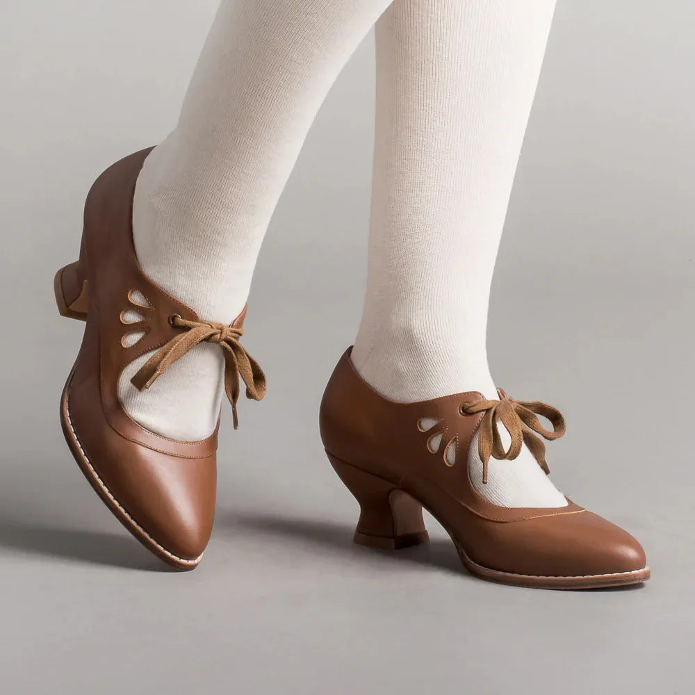 Damen nan Vintage-inspirierte Mary-Jane Pumps mit geschwungenem Mittelhochabsatz und Zierlochung Drune
