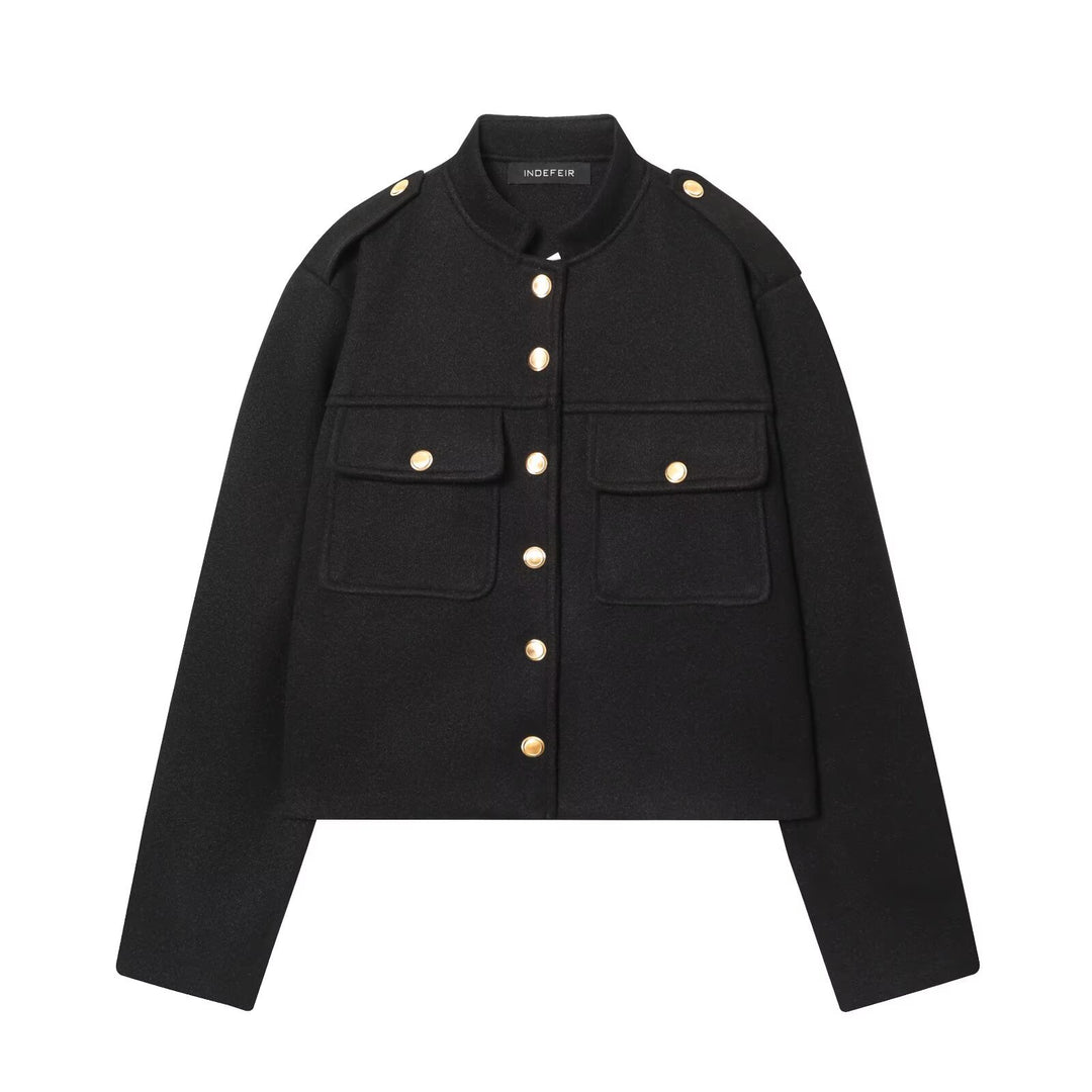Damen Kurzgeschnittene Military‑Jacke mit Stehkragen, Pattentaschen und Zierknopfleiste Drune