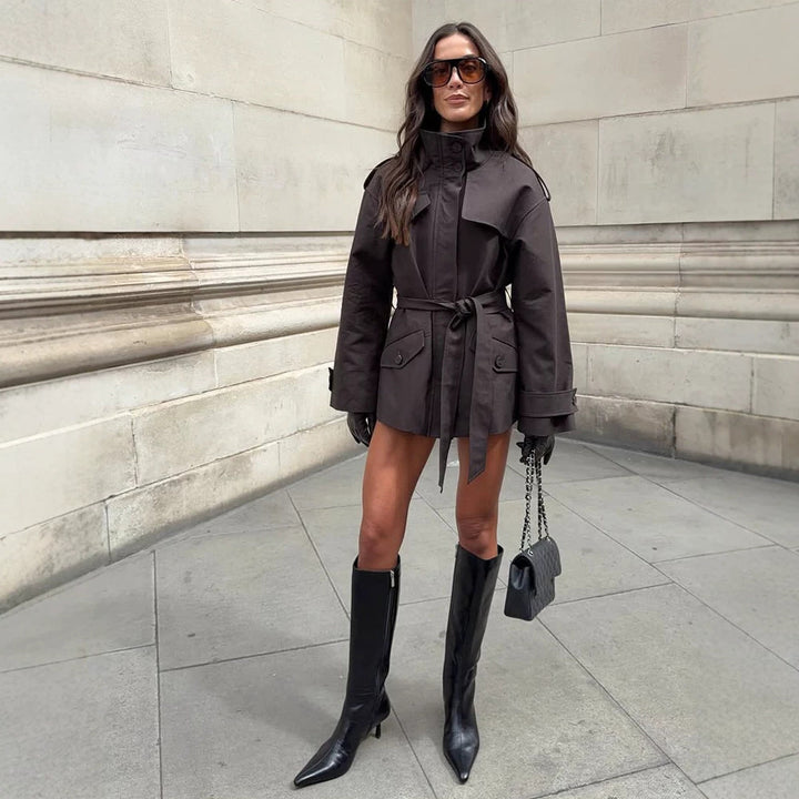 Damen Kurze Taillierte Trenchjacke mit Stehkragen, Pattentaschen und Bindegürtel Drune