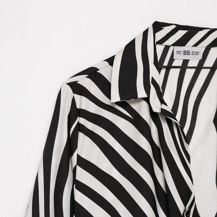 Damen Seidige Oversize-Bluse mit Zebra-Streifen und Federbesatz Drune