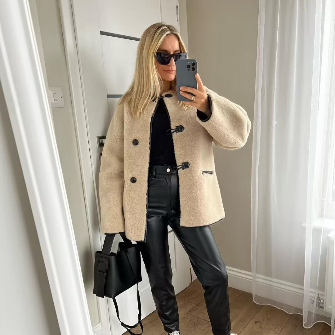 Damen nan kuschelige Teddyjacke mit Knebelverschlüssen, Rundhals und Kontrastpaspel Drune