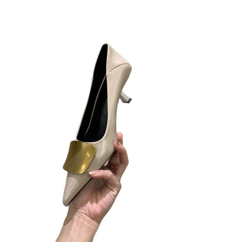 Damen Elegante spitz zulaufende Pumps mit goldener Zierplatte und geformtem Kittenabsatz Drune