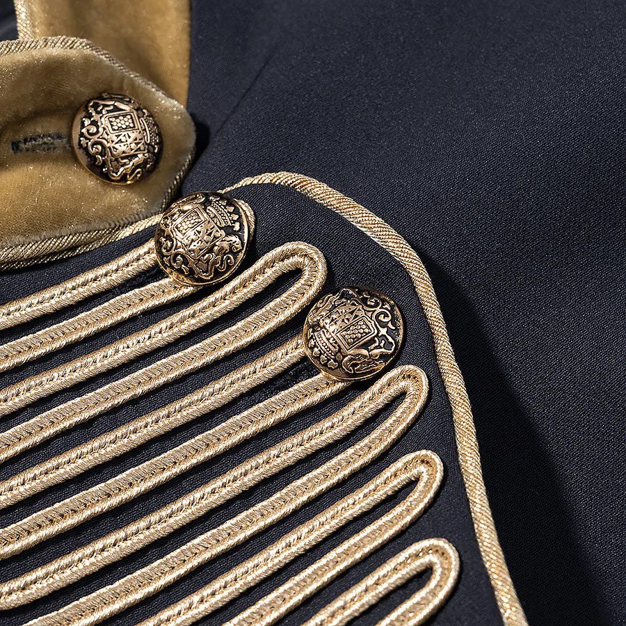 Damen nan militärische Paradejacke mit goldverzierten Passements, Stehkragen und Samtmanschetten Drune