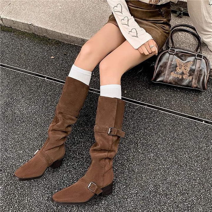 Damen Kniehohe Veloursleder-Slouch-Boots mit spitzer Zehenpartie, verstellbaren Zierschnallen und komfortablem Blockabsatz Drune