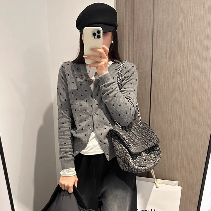 Damen Cardigan mit modernen Punkten und feiner Knopfleiste