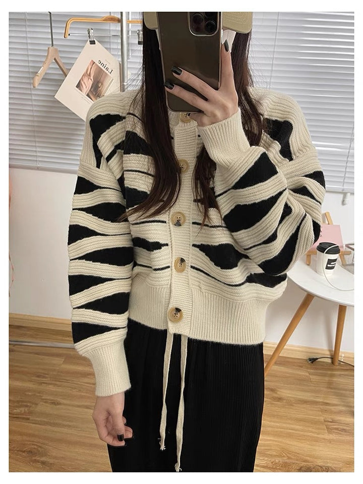 Damen Strickjacke mit kunstvollem Wellenmuster und großen Holzknöpfen Drune