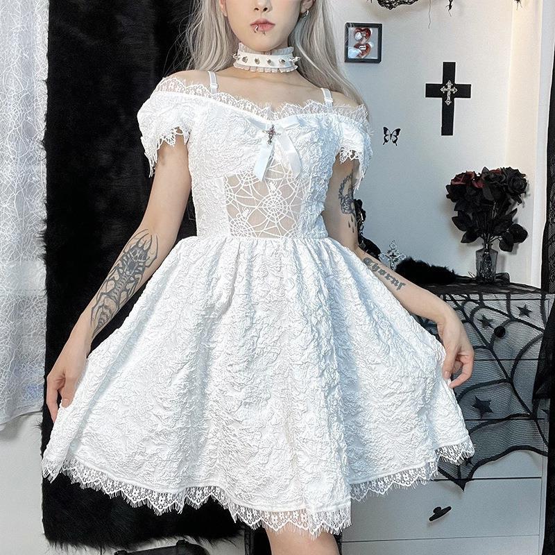 Damen Gothisches Spitzenkleid mit transparenten Einsätzen und Rüschendetails Drune