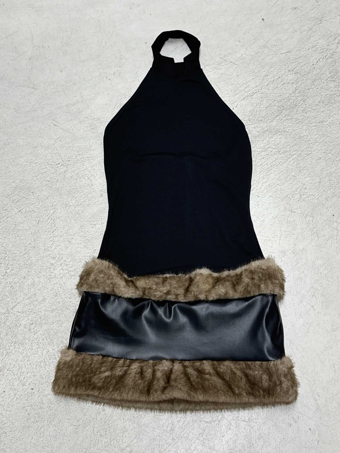Damen Halterkleid mit Kunstfellbesatz und elegantem Schnitt Drune