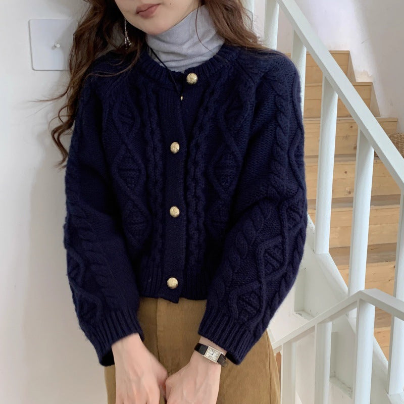 Damen Kurzer Zopfmuster-Cardigan mit goldenen Schmuckknöpfen Drune