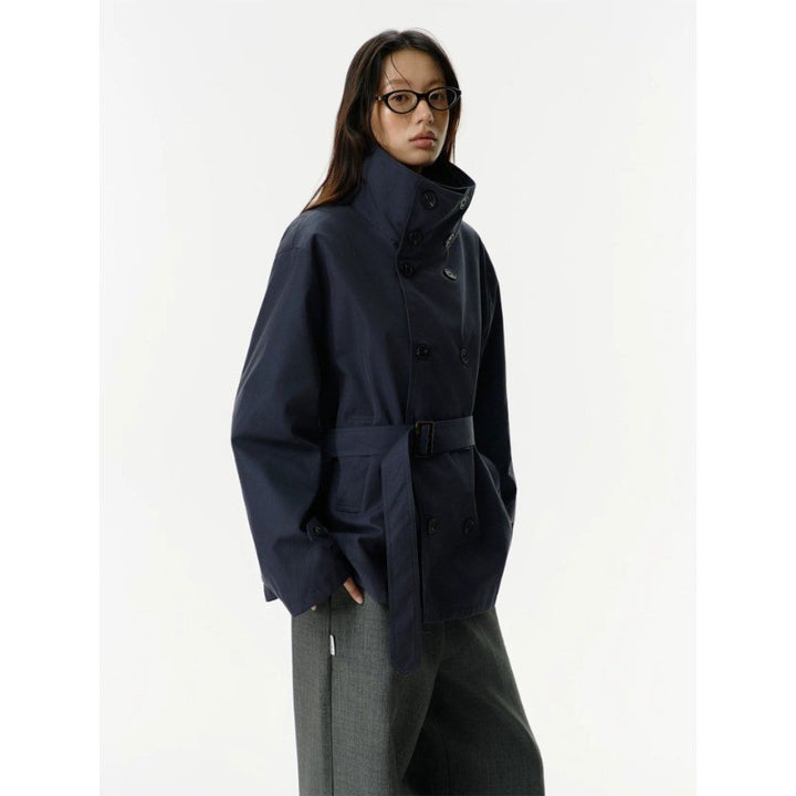 Damen Kurzjacke im Trenchstil mit doppeltreihiger Knopfleiste Taillengürtel und Stehkragen Drune