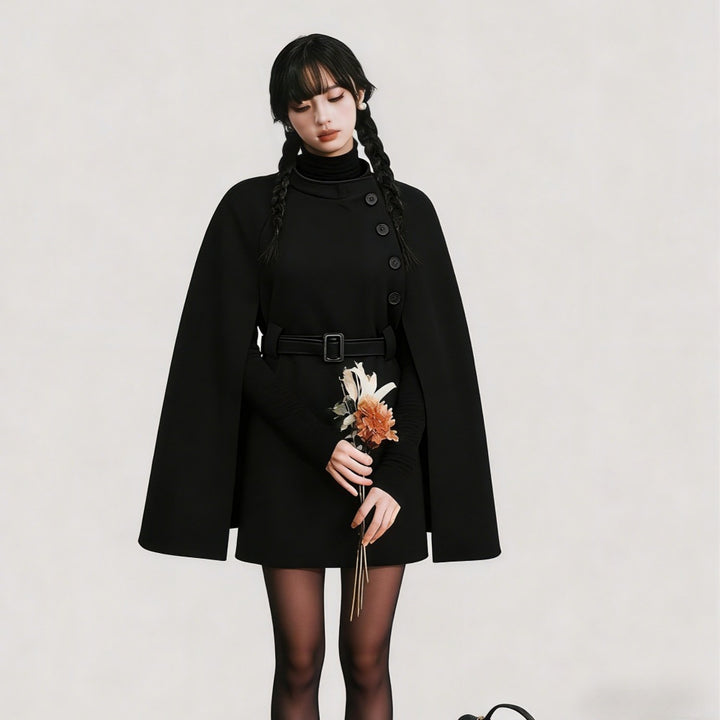 Damen Cape-Mantel mit Taillengürtel, asymmetrischer Knopfleiste und Stehkragen Drune