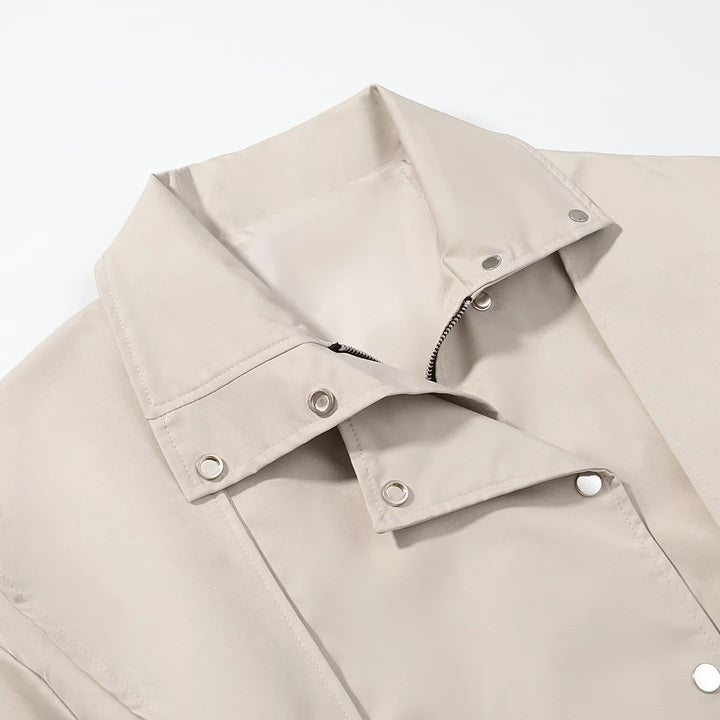 Damen nan kurzer Trenchcoat mit Cape‑Schulter, hohem Stehkragen und Bindegürtel Drune