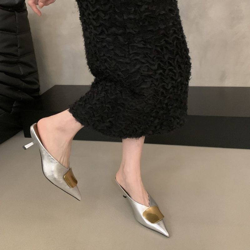 Damen Spitz zulaufende Kitten-Heel Mules mit Metallapplikation Drune
