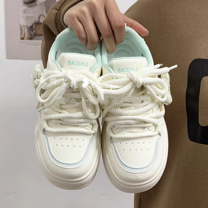 Damen Sneakers mit floralem Anhänger und komfortabler Sohle Drune