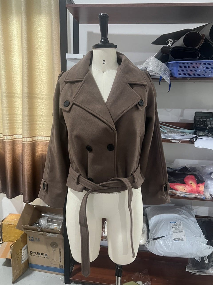 Damen Cropped Trenchjacke mit taillierbarem Gürtel und doppelt knöpfbarem Design Drune