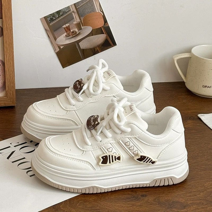 Damen Plateausneaker mit dekorativen Fisch‑Charms und gepolstertem Komfortfußbett Drune
