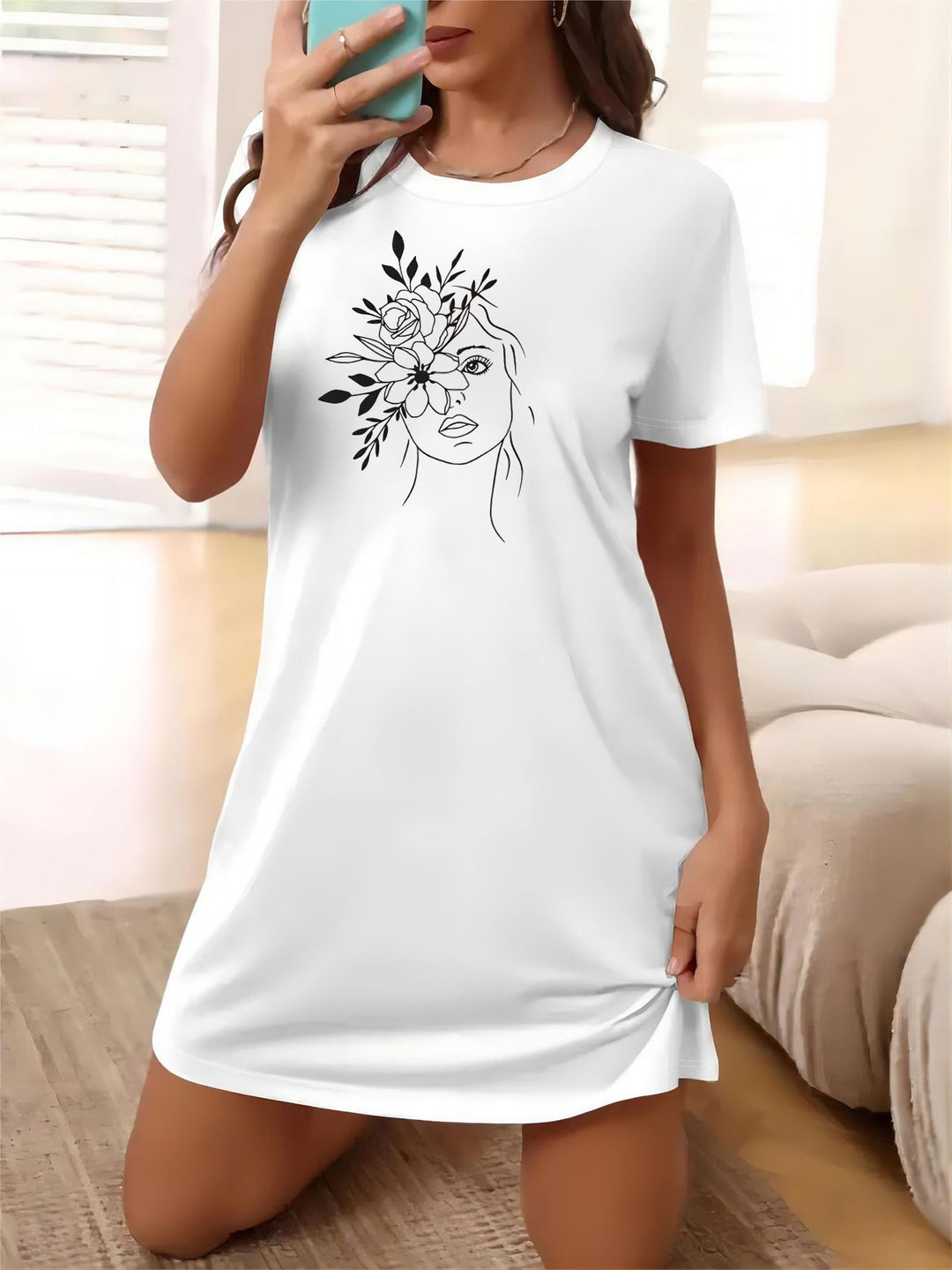 Damen T-Shirt-Kleid mit künstlerischem Blumenmotiv und figurbetontem Schnitt Drune