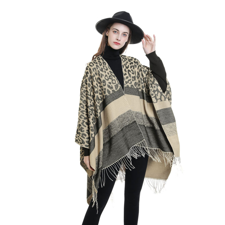 Damen Oversize-Ruana mit Leo-Jacquard, Fransen und weichem Wollmix Drune