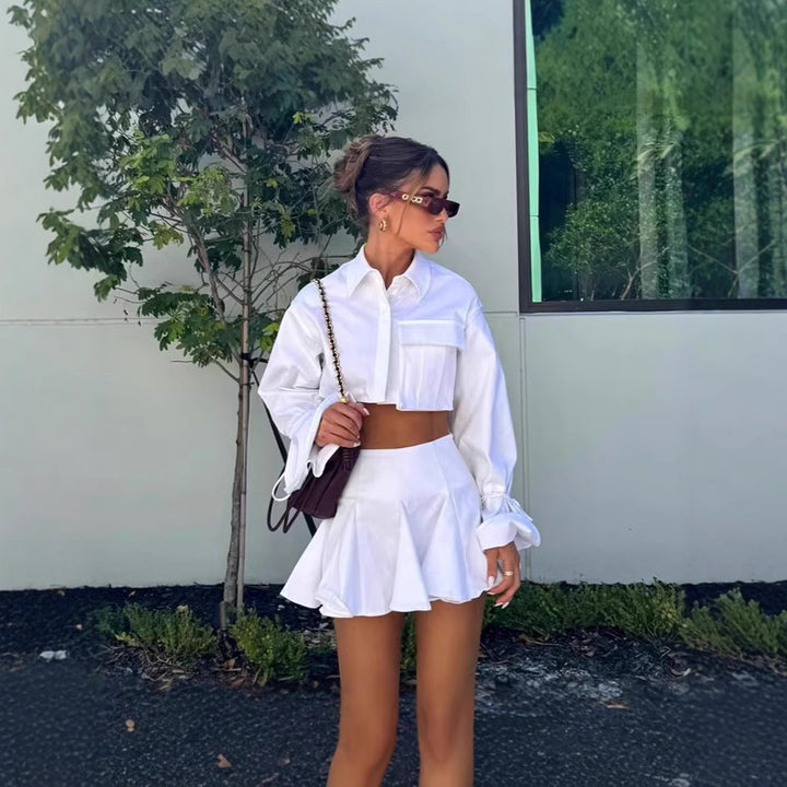 Damen modisches kurzämliges Set aus fließendem Material mit cropped Bluse und weit schwingendem Rock Drune