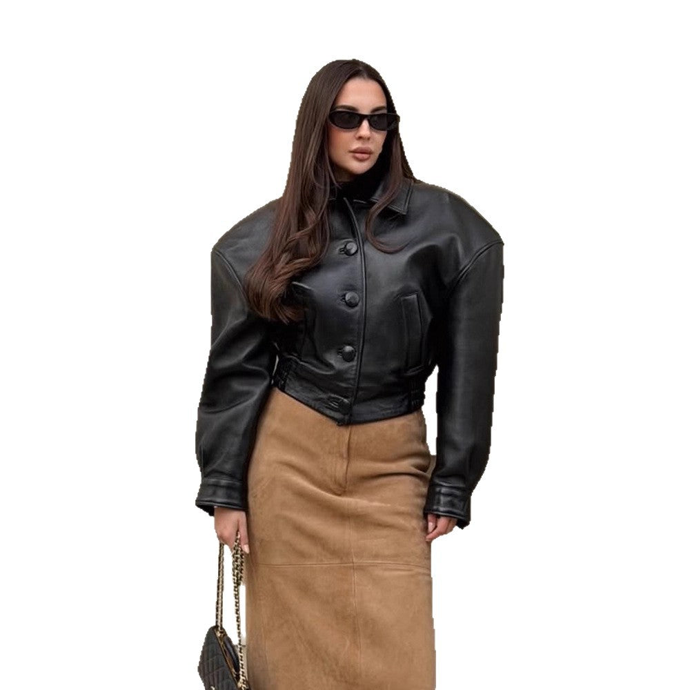 Damen Kurzjacke aus veganem Lederimitat im Boxy‑Cut mit oversized Schultern und verdeckter Knopfleiste Drune