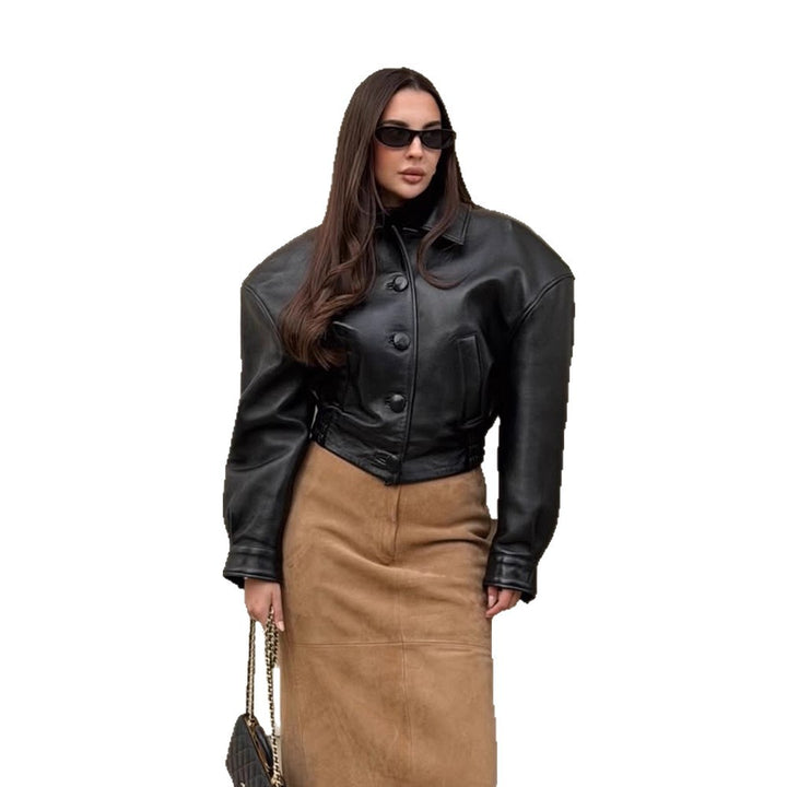 Damen Kurzjacke aus veganem Lederimitat im Boxy‑Cut mit oversized Schultern und verdeckter Knopfleiste Drune