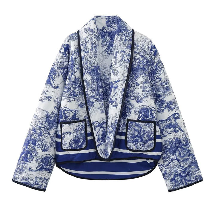 Damen Steppjacke im Kimono‑Stil mit Toile‑de‑Jouy Tierprint, Schalkragen und kontrastierenden aufgesetzten Taschen Drune
