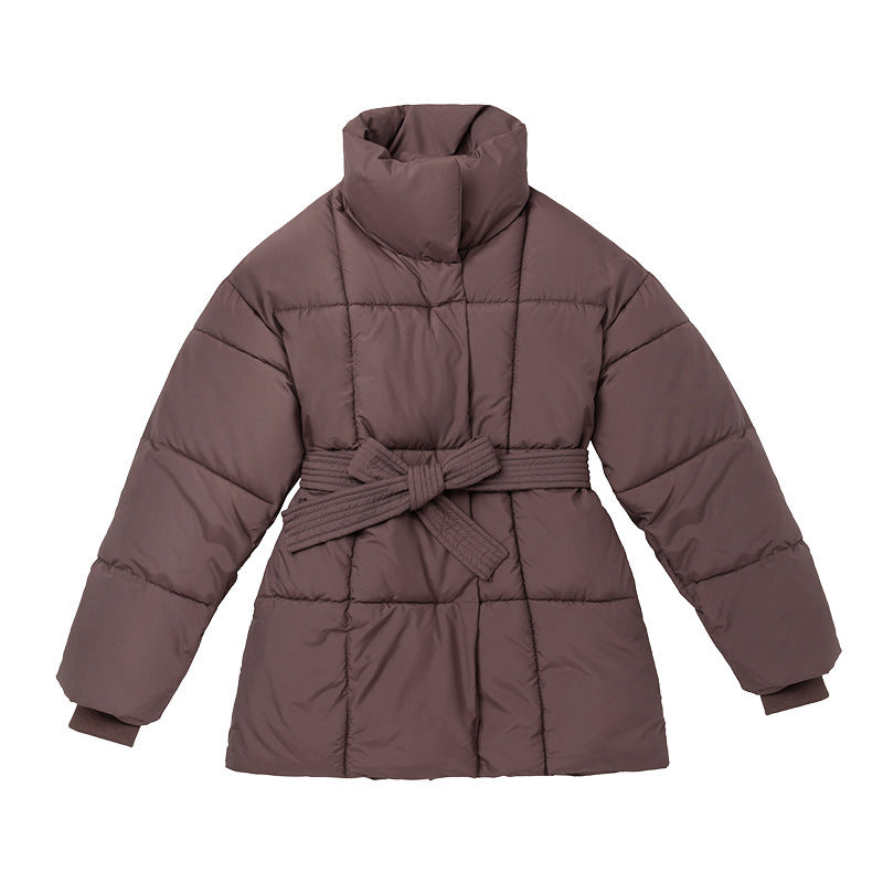Damen nan kurze wattierte Jacke mit hohem Stehkragen, Taillengürtel und Eingrifftaschen Drune