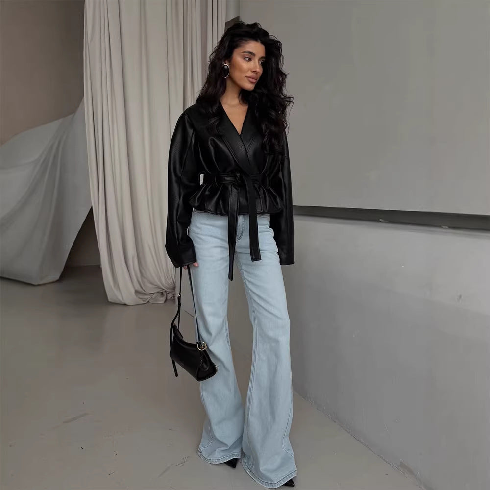 Damen Taillierte Kunstleder-Jacke mit Schößchen, Bindegürtel & Schalkragen Drune