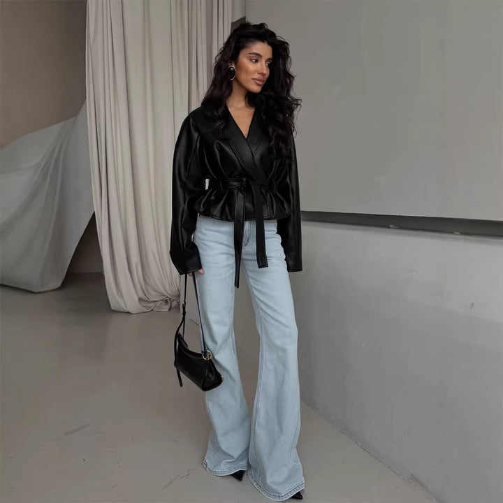 Damen Taillierte Kunstleder-Jacke mit Schößchen, Bindegürtel & Schalkragen Drune