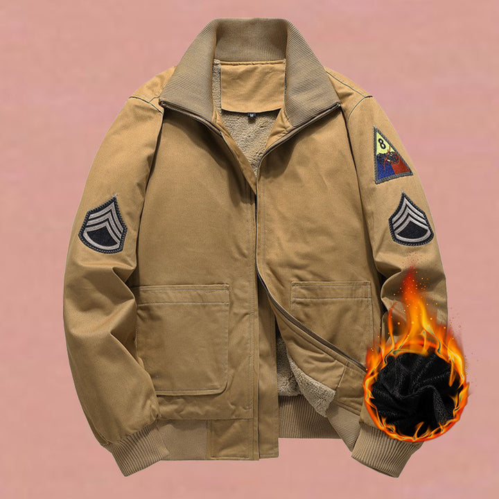 Herren nan militärisch inspirierte Bomberjacke mit aufgesetzten Patches, verdecktem Reißverschluss und elastischen Bündchen Drune