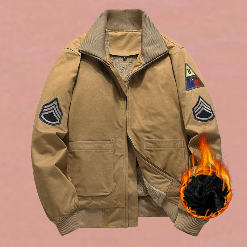 Herren  militärisch inspirierte Bomberjacke mit aufgesetzten Patches, verdecktem Reißverschluss und elastischen Bündchen Drune